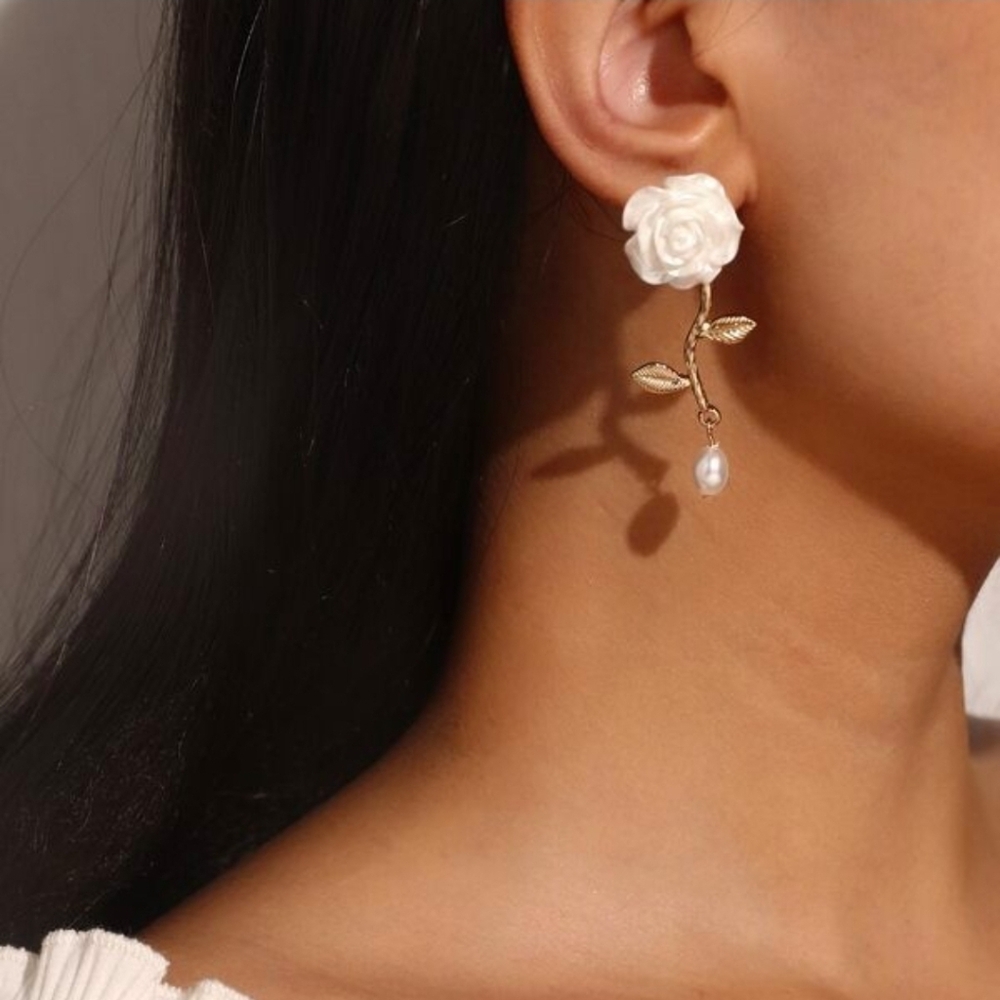 🔥Elegant Floral Pearl Drop Earrings🔥